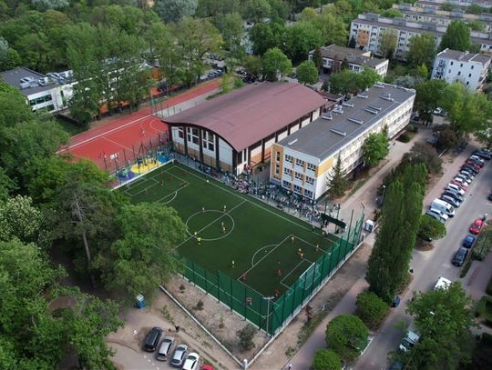 Nowoczesny kompleks sportowy przy SP nr 4 w Pruszkowie otwarty! Inwestycja za ponad 4 mln zł