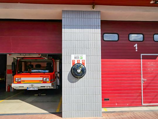 Nowy defibrylator w Brwinowie już działa. Mieszkańcy pomogli go zdobyć