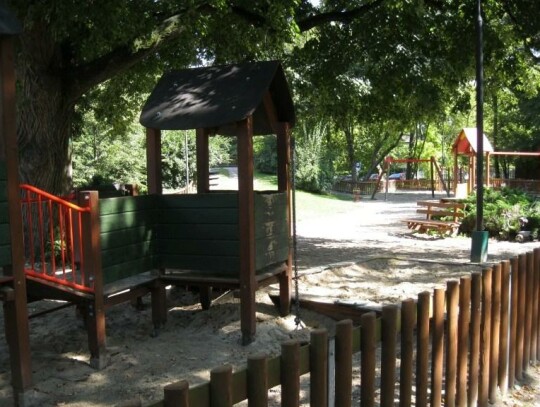 Odnawiają plac zabaw