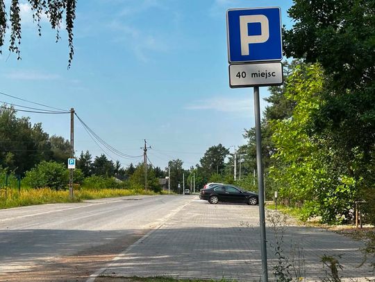 Parkingi przy basenach w Nadarzynie już z oznakowaniem. Gmina reaguje na mandaty