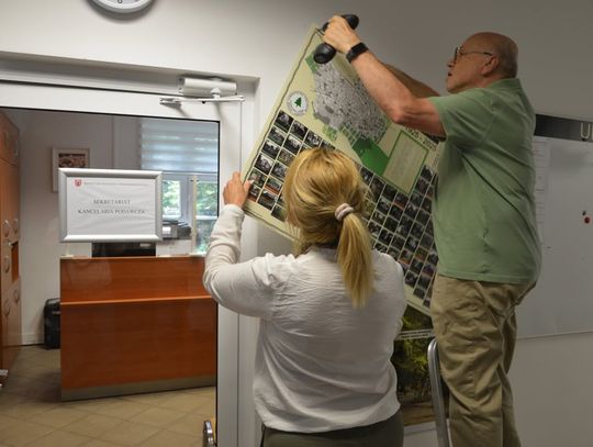 Pierwsze domy Podkowy Leśnej na jednej planszy. Nowa ekspozycja w urzędzie