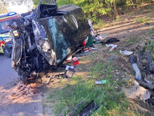 Pijany kierowca trafił autem do rowu. Jedna osoba w szpitalu