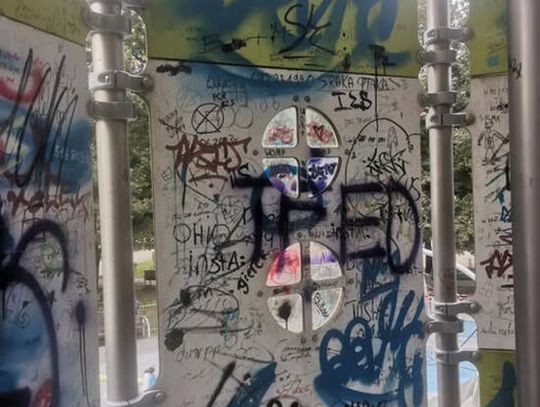 Plac zabaw w Pruszkowie zniszczony przez bazgroły. Mieszkańcy interweniują! Plac zabaw w Pruszkowie zniszczony przez bazgroły. Mieszkańcy interweniują!