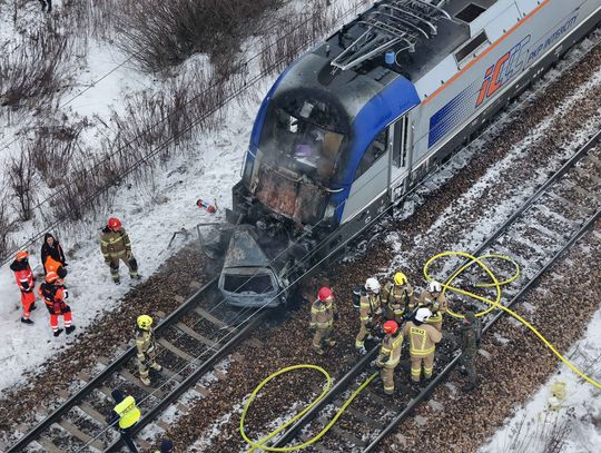 Pociąg PKP Intercity uderzył w samochód. Z pociągu ewakuowano około 300 osób Pociąg PKP Intercity uderzył w samochód. Z pociągu ewakuowano około 300 osób