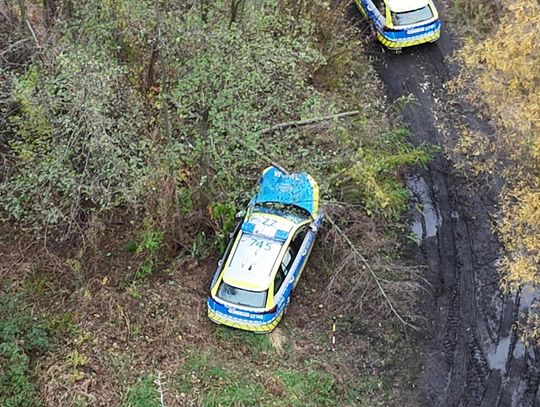 Policyjny pościg w Pęcicach! Radiowóz rozbił się o drzewo, policjant ranny