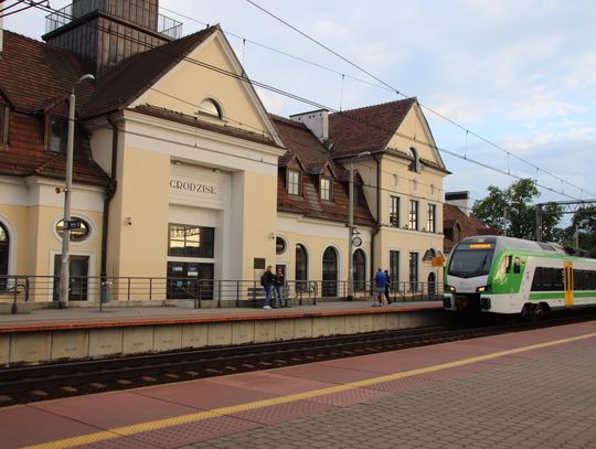 Pociąg Kolei Mazowieckich wjeżdża na dworzec w Grodzisku Mazowieckim