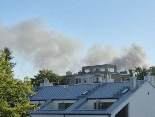 Pożar w Piastowie. Płonie kompleks budynków, nad miastem unosi się gęsty dym