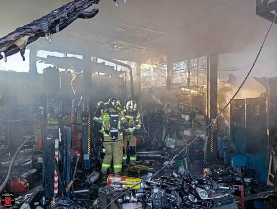 Pożar warsztatu w Parzniewie. Akcja sześciu zastępów straży w świąteczny poranek