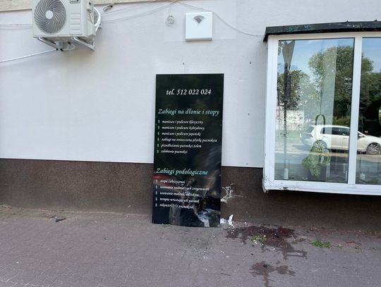 Pruszków: Kierowca samochodu zderzył się z… salonem kosmetycznym