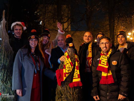 Pruszków rozdał setki choinek. Świąteczna akcja "Łap choinkę" Pruszków rozdał setki choinek. Świąteczna akcja "Łap choinkę"