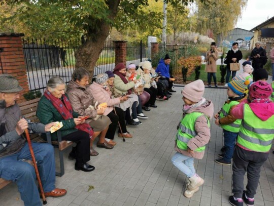 Przedszkolaki z Michałowic odwiedziły seniorów