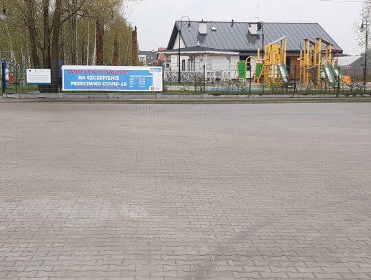 Punkt drive-thru szczepień stanie na parkingu w Szczęsnem