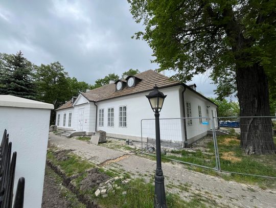 Remont Dworku Skarbków w Grodzisku Mazowieckim. Dach zabytku odzyskuje dawny blask!