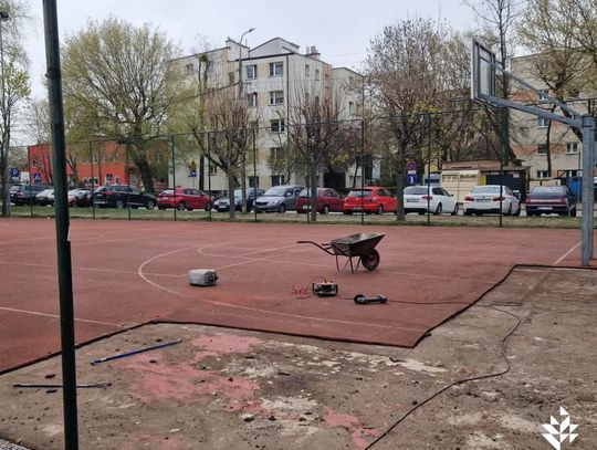 Remont Orlika w Milanówku: Boisko do koszykówki zamknięte na miesiące. Mieszkańcy oburzeni!