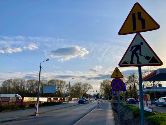 Remont ul. Królewskiej w Milanówku: ruszyło asfaltowanie i ruch wahadłowy