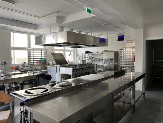 Rewolucja na talerzach w Grodzisku. Nowa kuchnia gminna w ZSP nr 1 już otwarta!