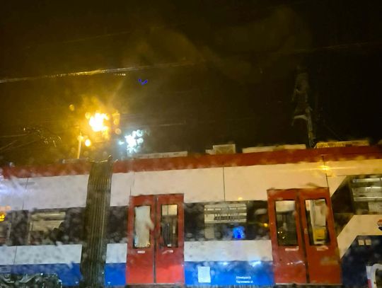 Samochód uderzył w kolejkę WKD. Na miejscu pracują służby