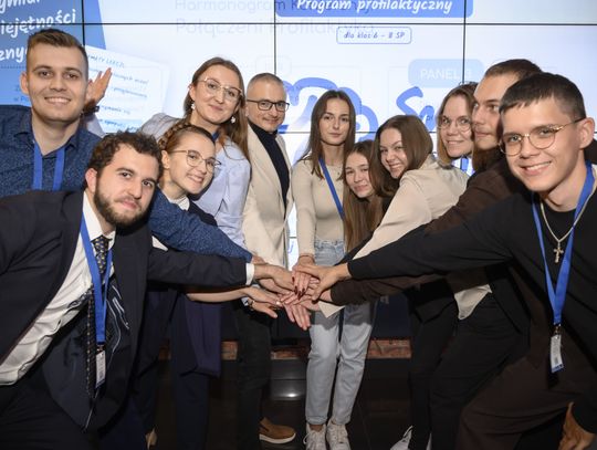 Smartfon w dłoni i… pogłębiające się kryzysy. Co dorośli przestali zauważać u dzieci?