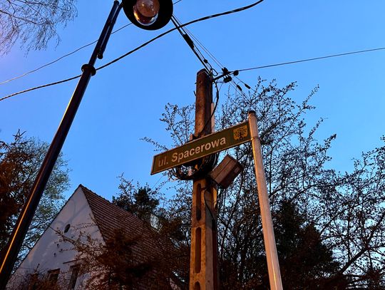 Spór o latarnie w Komorowie. Wójt odpowiada mieszkańcom