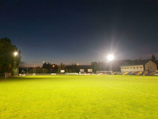 Stadion miejski z oświetleniem