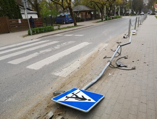 Staranował słupki i znaki drogowe w Podkowie Leśnej