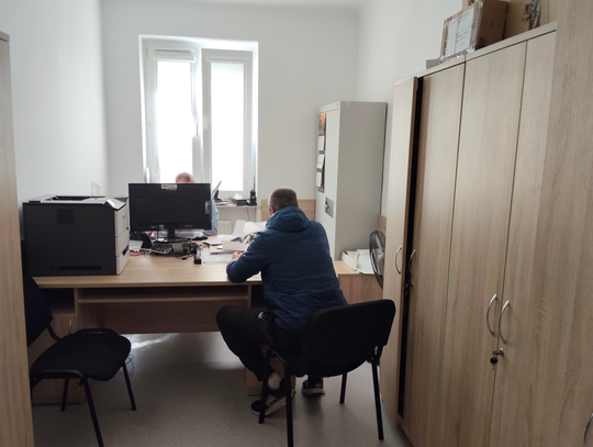 Szok w sklepie! Ukradł kawę i zaatakował klientkę – policja dopadła sprawcę