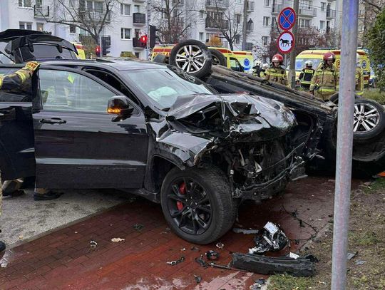 Tragiczny wypadek w Pruszkowie: dachowanie po zderzeniu dwóch aut