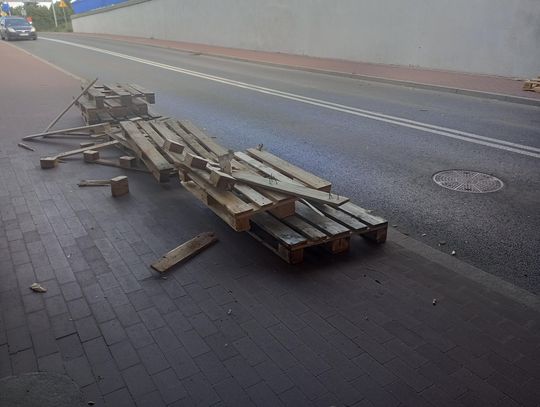 Uwaga kierowcy! Ktoś zgubił palety w tunelu!