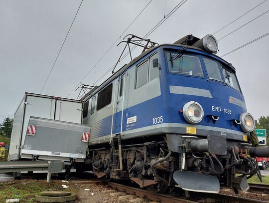 W Piastowie doszło do zderzenia pociągu z samochodem dostawczym