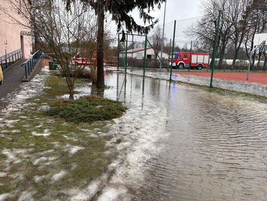 Woda zalała wejście do szkoły