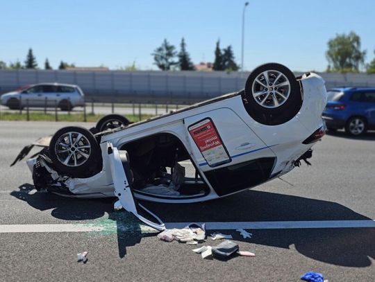 Wypadek 3 aut na trasie S2. Jeden samochód dachował