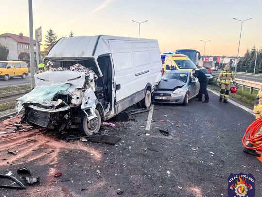 S7 zablokowana po zderzeniu trzech samochodów. Pasażerowie zakleszczeni w pojazdach.