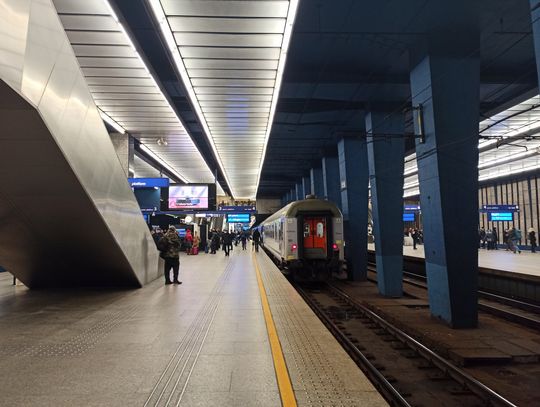 Śmiertelny wypadek na Dworcu Centralnym w Warszawie. Są opóźnienia w kursowaniu pociągów