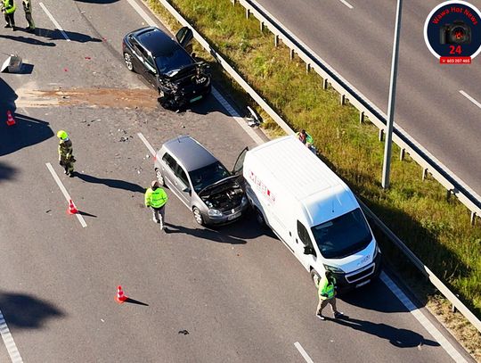 Wypadek trzech aut na trasie S8