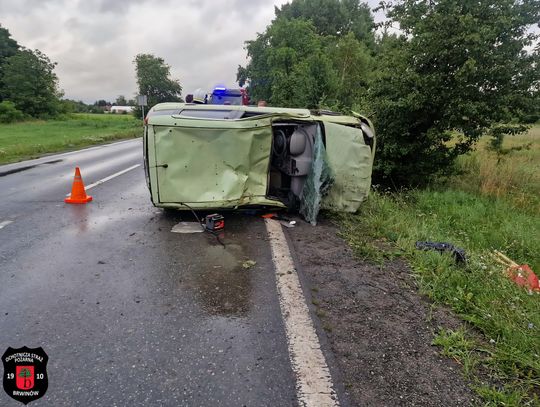 Wypadek w Brwinowie. Fiat uderzył w drzewa i dachował