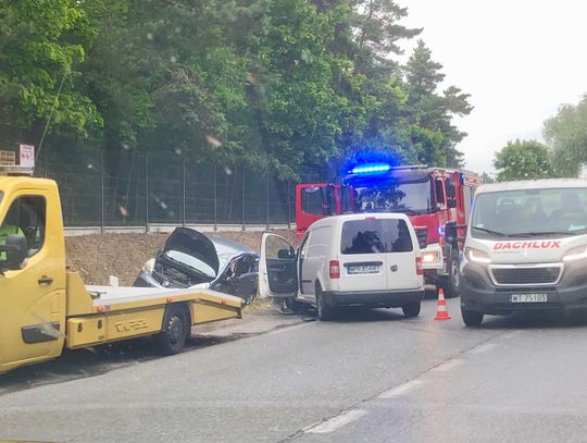 Wypadek w Nowej Wsi. Nissan dachował