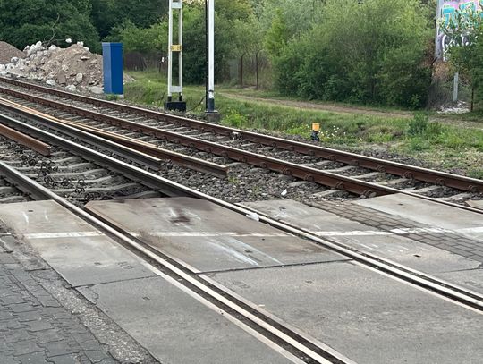 Wypadek w Otrębusach: Ford wjechał pod koparkę na przejeździe WKD