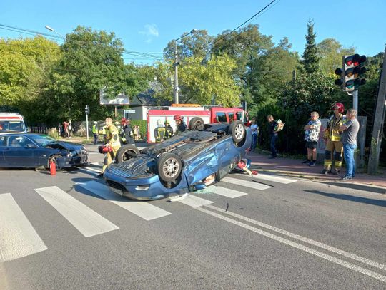 Wypadek w Piastowie! Jedno auto dachowało [FILM i ZDJĘCIA]