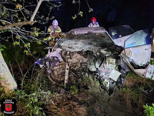 Wypadek we wsi Milęcin obok Brwinowa, samochód wbił się w drzewo