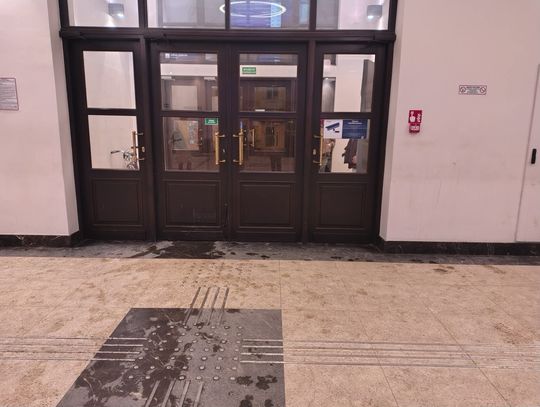 Z dworca PKP w Grodzisku zniknęły ławki