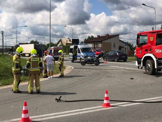 Zderzenie dwóch samochodów, dwie osoby poszkodowane