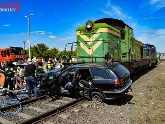 Zderzenie lokomotywy z volvo