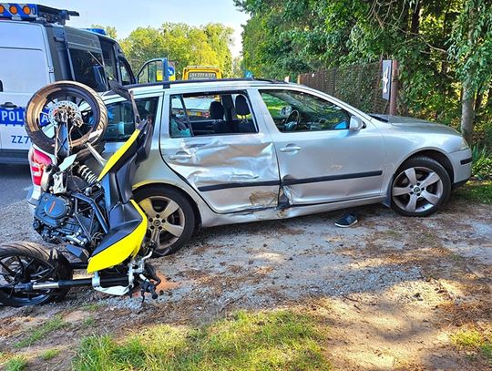 Zderzenie samochodu i motocyklu w Kaniach. Jedna osoba w szpitalu