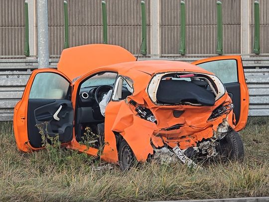 Awaria busa marki Citroën, który zatrzymał się na pasie zjazdowym, zapoczątkowała łańcuch wydarzeń prowadzący do kolizji trzech pojazdów.