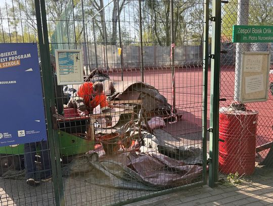 Zniszczone auta i chemia w powietrzu. Skandal na Orliku w Milanówku! Zniszczone auta i chemia w powietrzu. Skandal na Orliku w Milanówku!