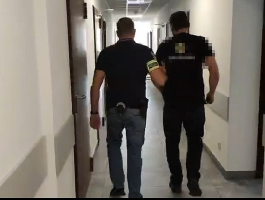 Zuchwała kradzież w sklepie! 42-latek śledził ofiarę i ukradł portfel z pieniędzmi