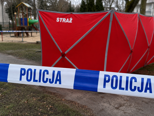 Zwłoki mężczyzny znalezione na placu zabaw w Strzeniówce