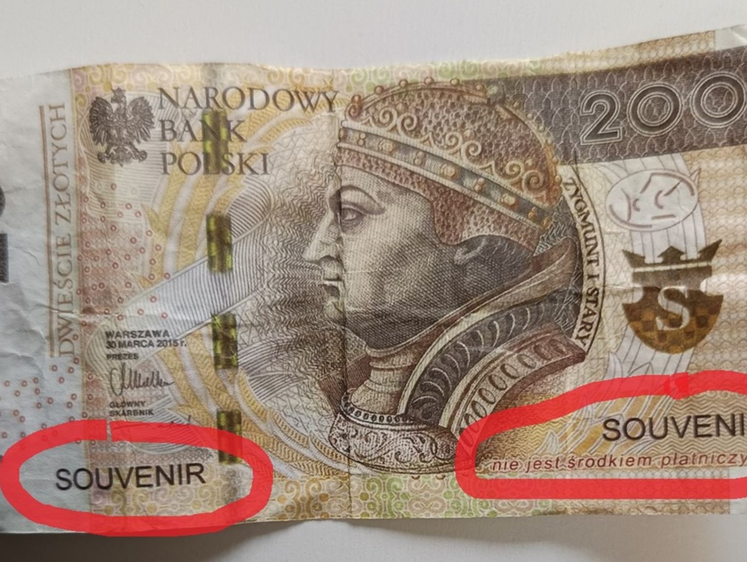 25-latek zapłacił za zakupy imitacjami pieniędzy. „Udało się więc wrócił”