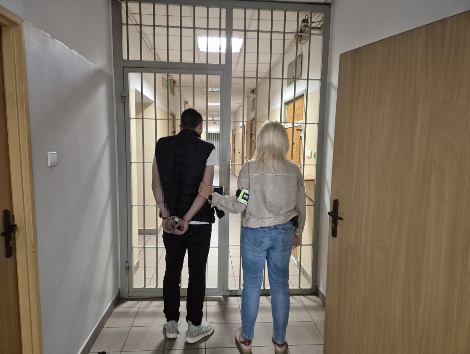 27-latek ukradł zapachy za 6 tysięcy złotych [Zobaczcie film z zatrzymania!]