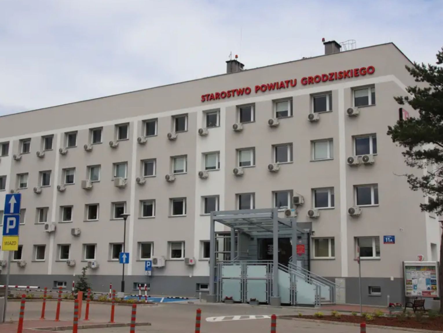 6 godzin czekania, zero gwarancji wejścia. Co się dzieje w wydziale komunikacji w Grodzisku?